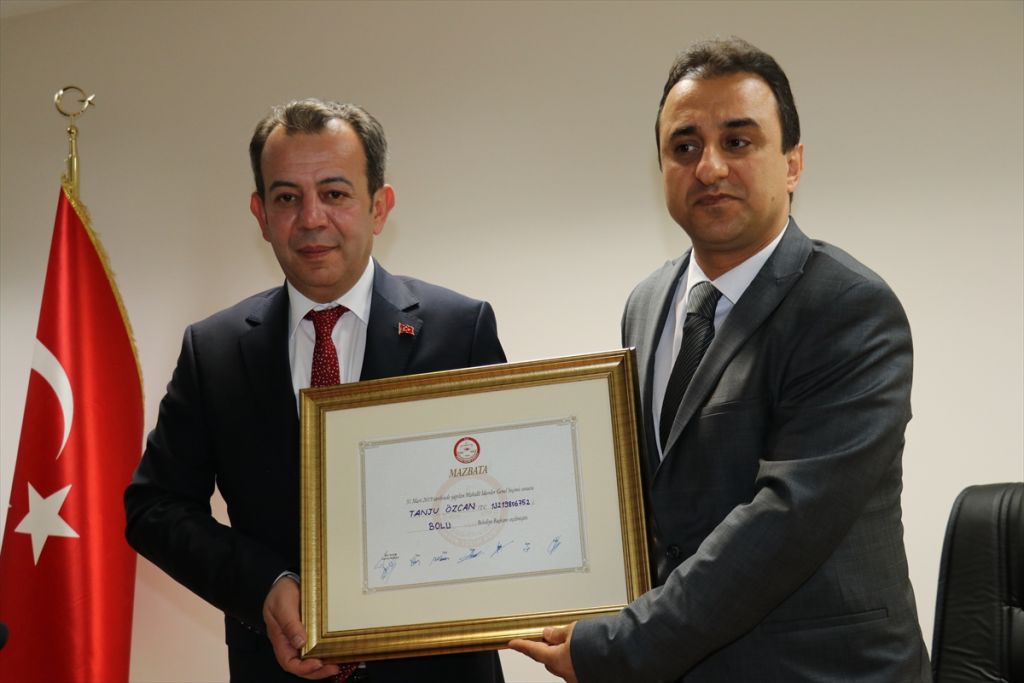 Bolu Belediye Başkanı Tanju Özcan, mazbatasını aldı