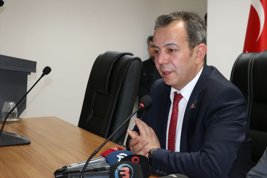 Bolu Belediye Başkanı Tanju Özcan, mazbatasını aldı