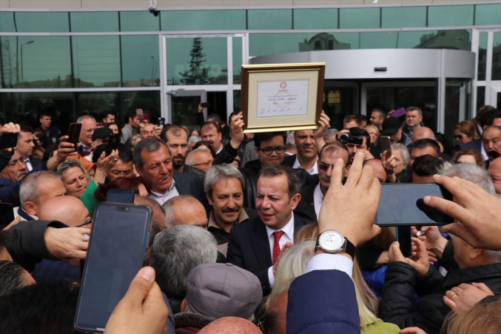 Bolu Belediye Başkanı Tanju Özcan, mazbatasını aldı