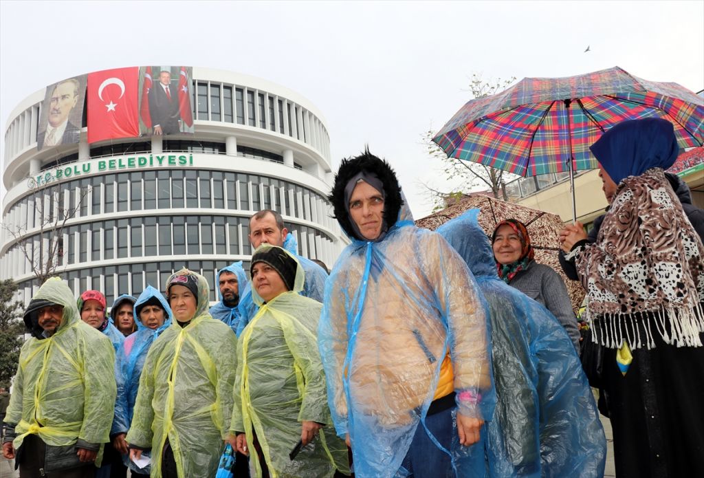 Bolu Belediyesi'nde işten çıkarılan işçilerden oturma eylemi