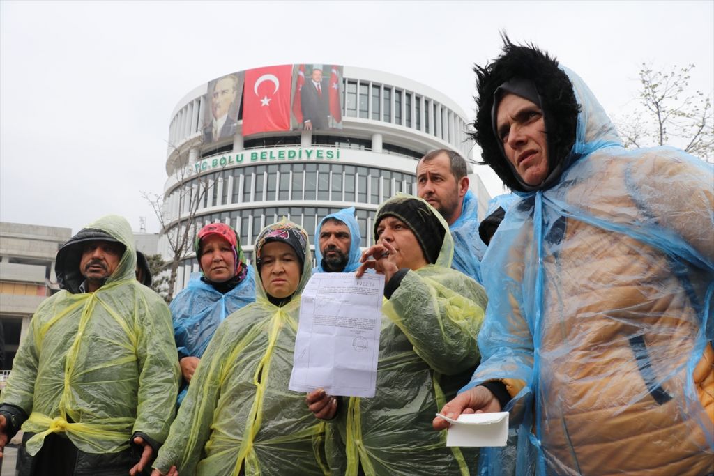Bolu Belediyesi'nde işten çıkarılan işçilerden oturma eylemi