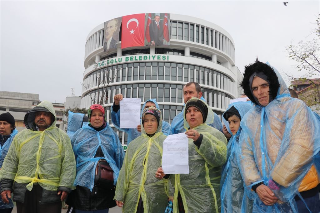 Bolu Belediyesi'nde işten çıkarılan işçilerden oturma eylemi