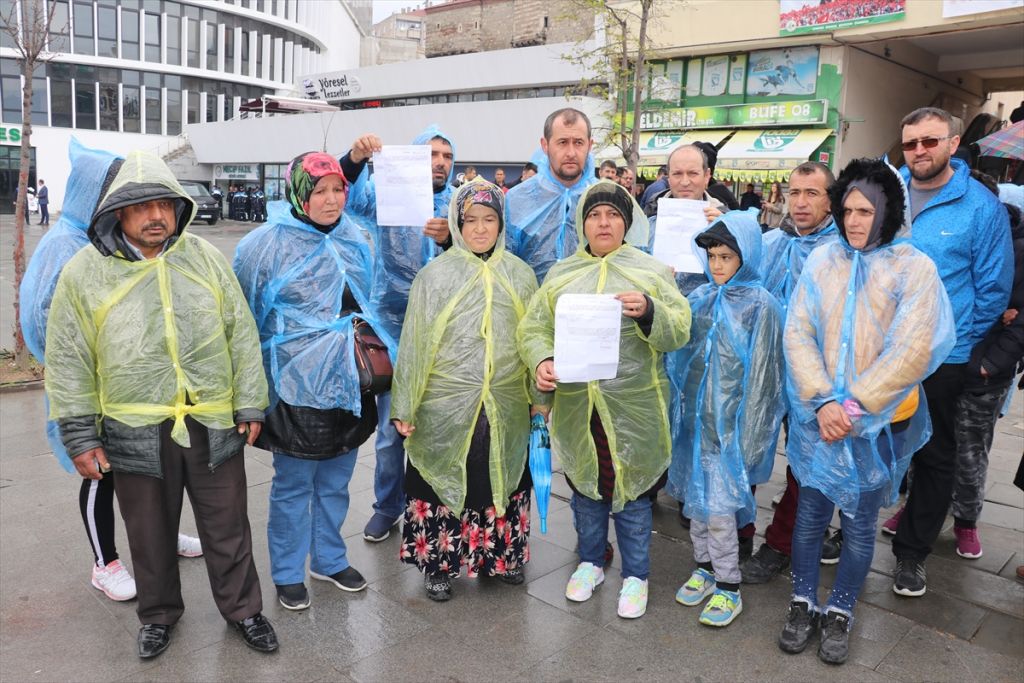 Bolu Belediyesi'nde işten çıkarılan işçilerden oturma eylemi