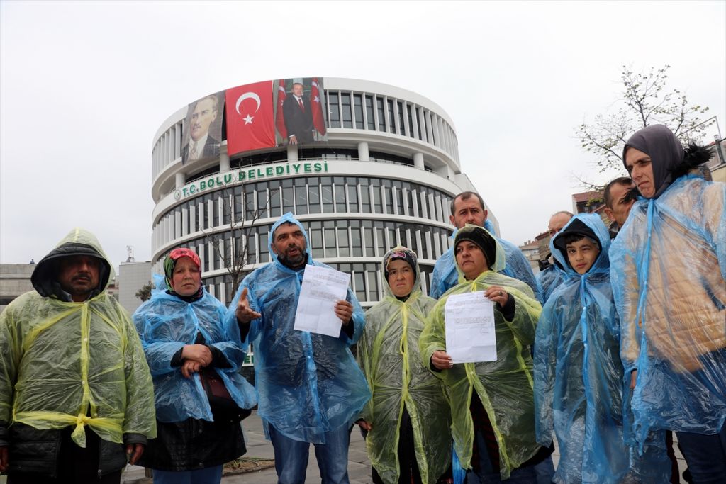 Bolu Belediyesi'nde işten çıkarılan işçilerden oturma eylemi