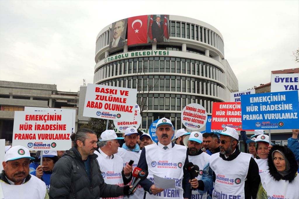 Bolu Belediyesi'nde işten çıkarılan işçilerden oturma eylemi