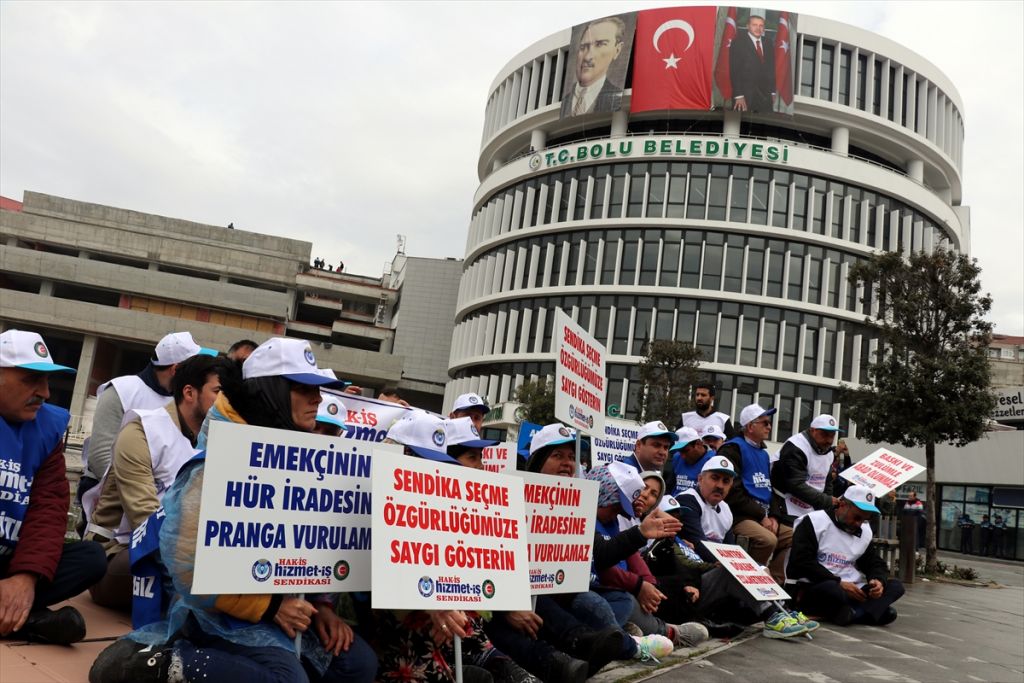 Bolu Belediyesi'nde işten çıkarılan işçilerden oturma eylemi