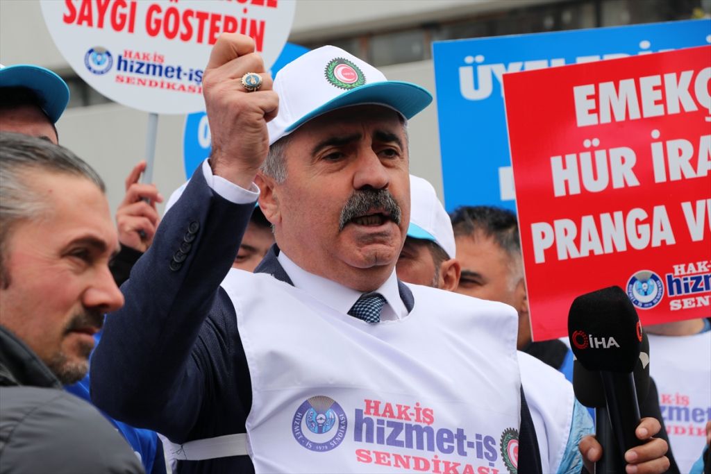 Bolu Belediyesi'nde işten çıkarılan işçilerden oturma eylemi