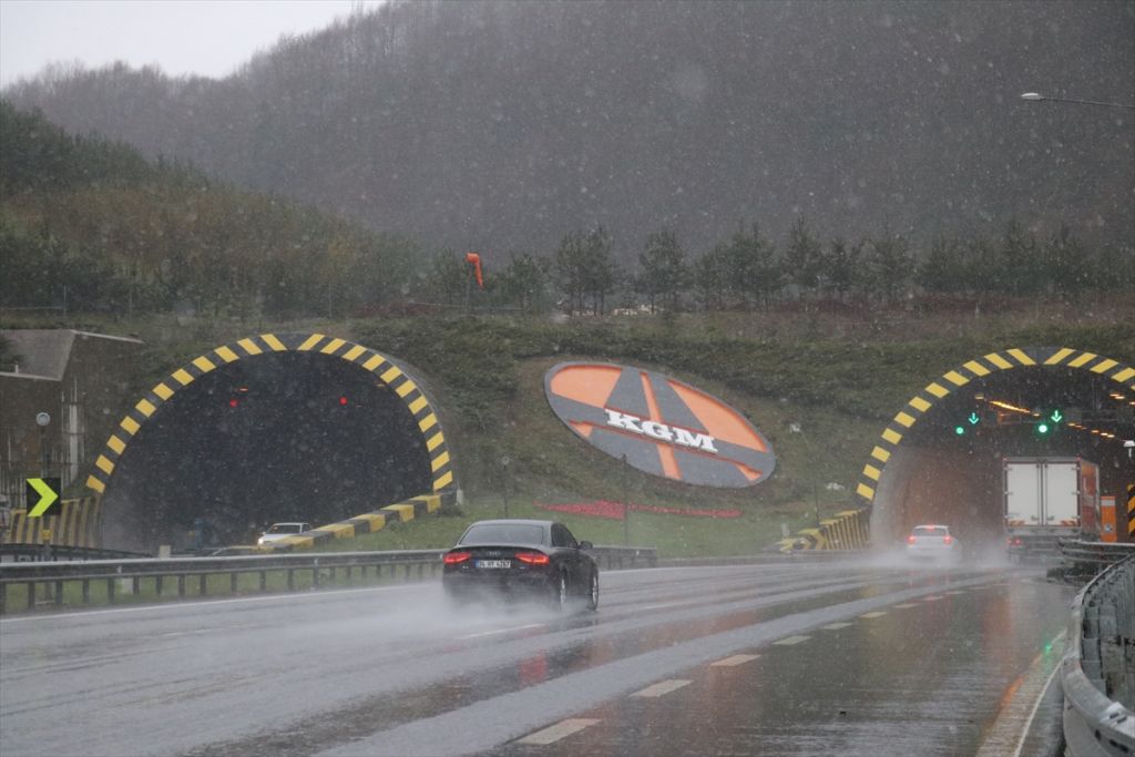 Bolu Dağı'nda kar yağışı etkili oluyor