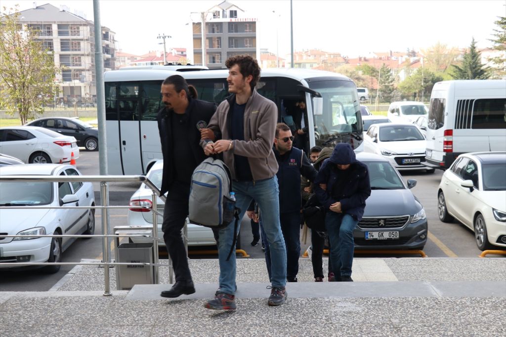 Bolu merkezli FETÖ/PDY operasyonunda gözaltına alınan 13 şüpheli adliyeye sevk edildi