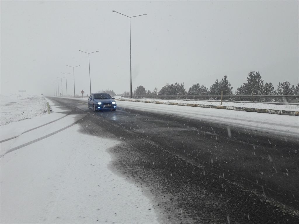 Bolu'nun Gerede ve Yeniçağa ilçelerinde kar yağışı etkili oluyor