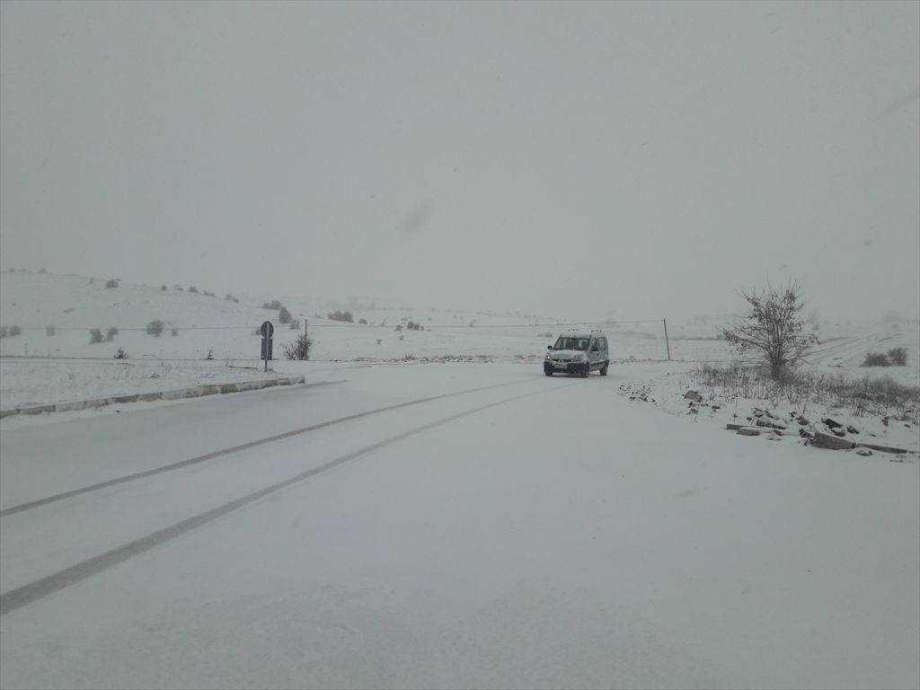 Bolu'nun Gerede ve Yeniçağa ilçelerinde kar yağışı etkili oluyor