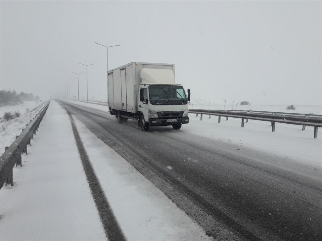 Bolu'nun Gerede ve Yeniçağa ilçelerinde kar yağışı etkili oluyor