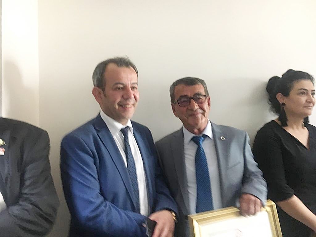 Emin Tekemen ve Turhan Bulut mazbatasını aldı