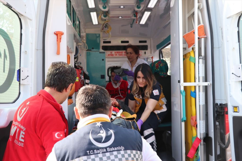 İşçileri taşıyan midibüs otomobille çarpıştı: 12 yaralı