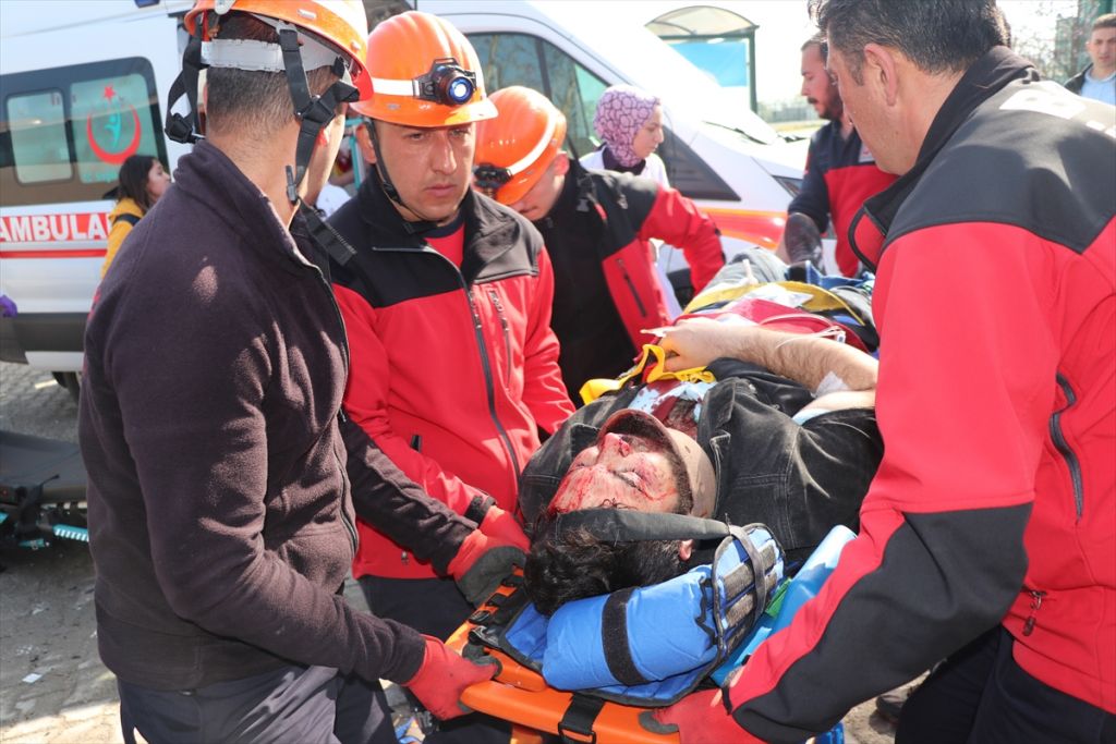 İşçileri taşıyan midibüs otomobille çarpıştı: 12 yaralı