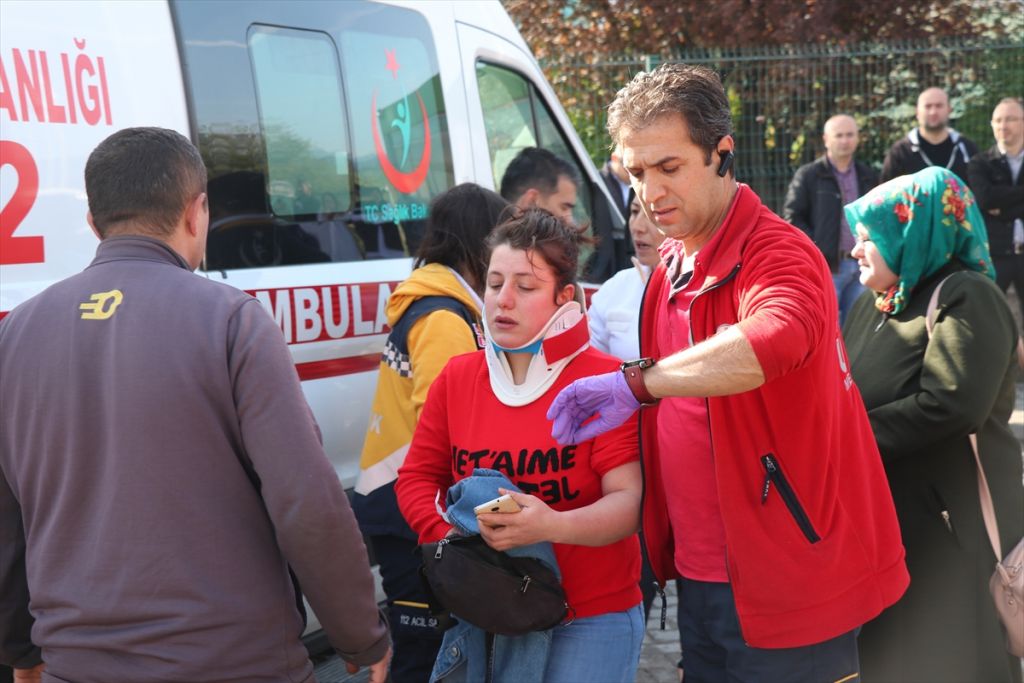 İşçileri taşıyan midibüs otomobille çarpıştı: 12 yaralı