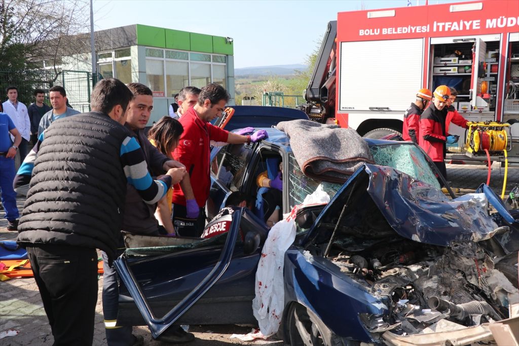 İşçileri taşıyan midibüs otomobille çarpıştı: 12 yaralı
