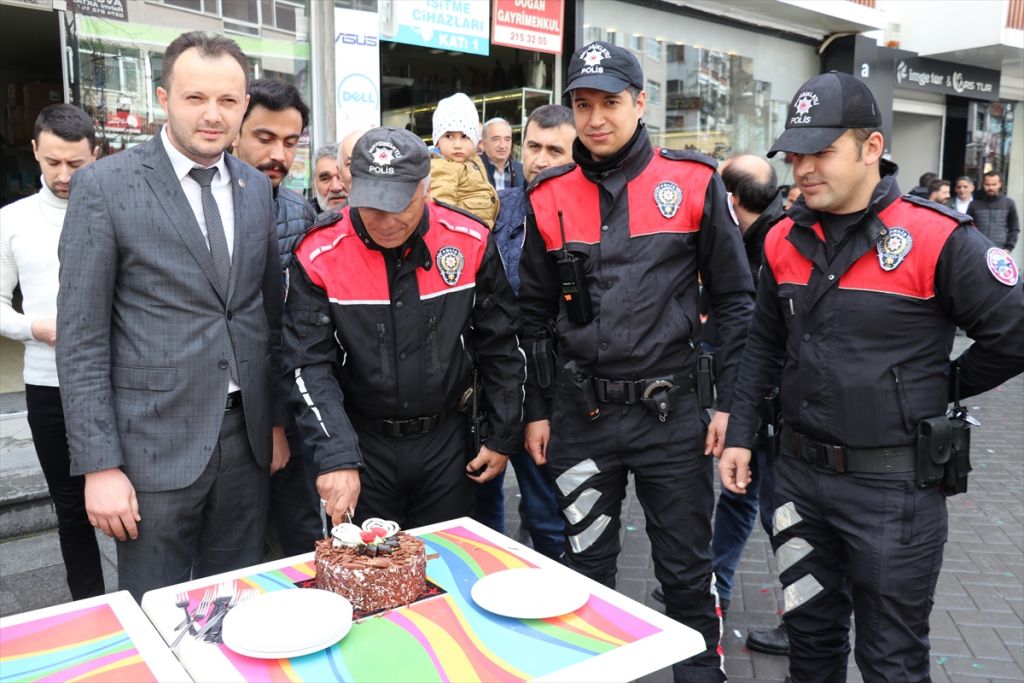 Kavga ihbarına gelen polise pasta sürprizi