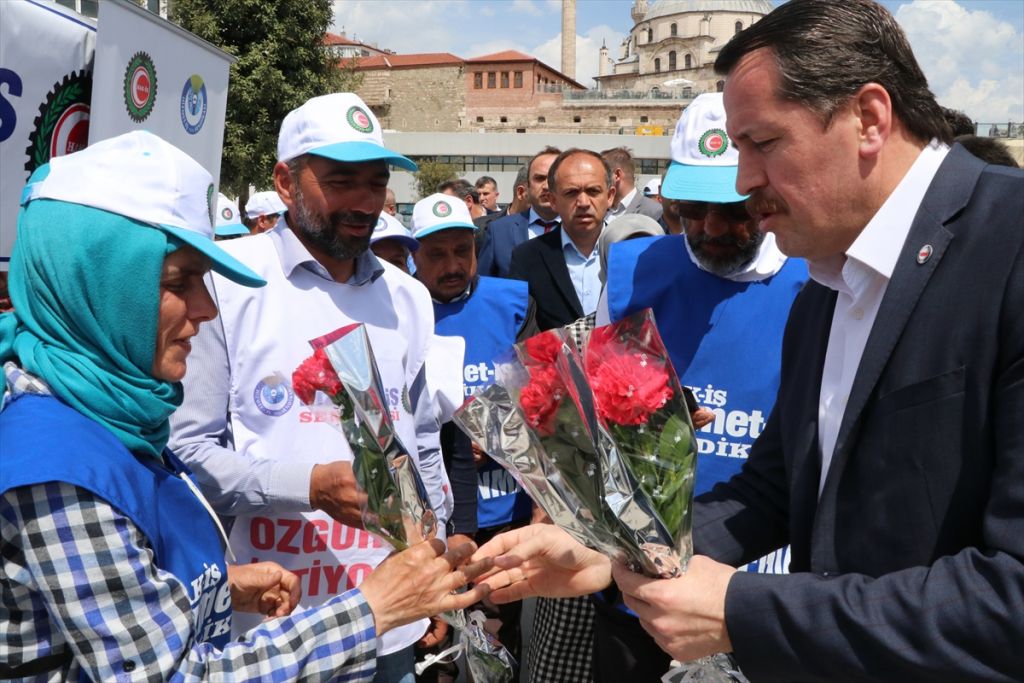 Memur-Sen Genel Başkanı Ali Yalçın, belediye önünde eylem yapan işçileri ziyaret etti
