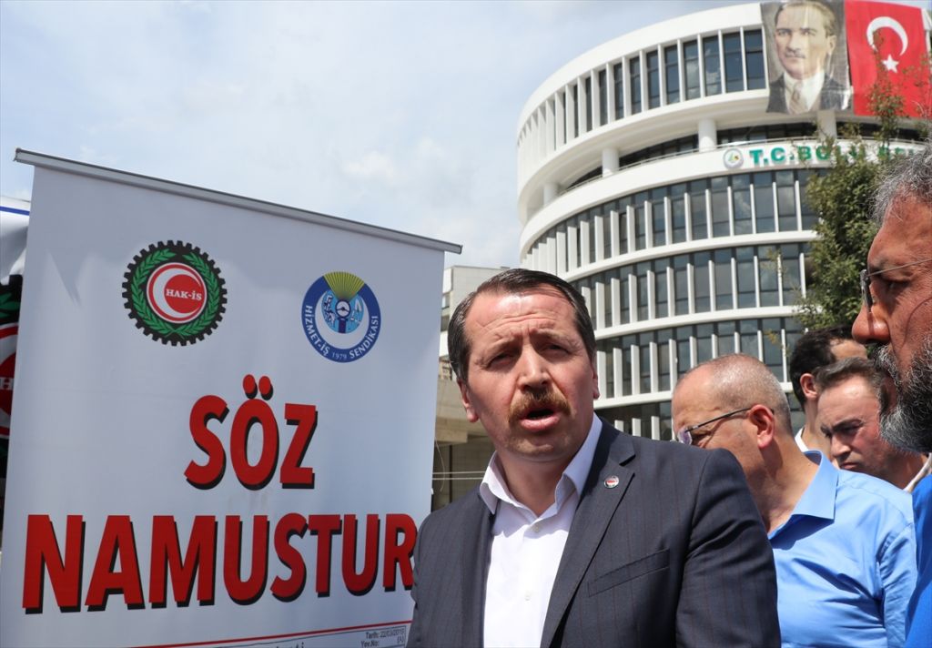 Memur-Sen Genel Başkanı Ali Yalçın, belediye önünde eylem yapan işçileri ziyaret etti