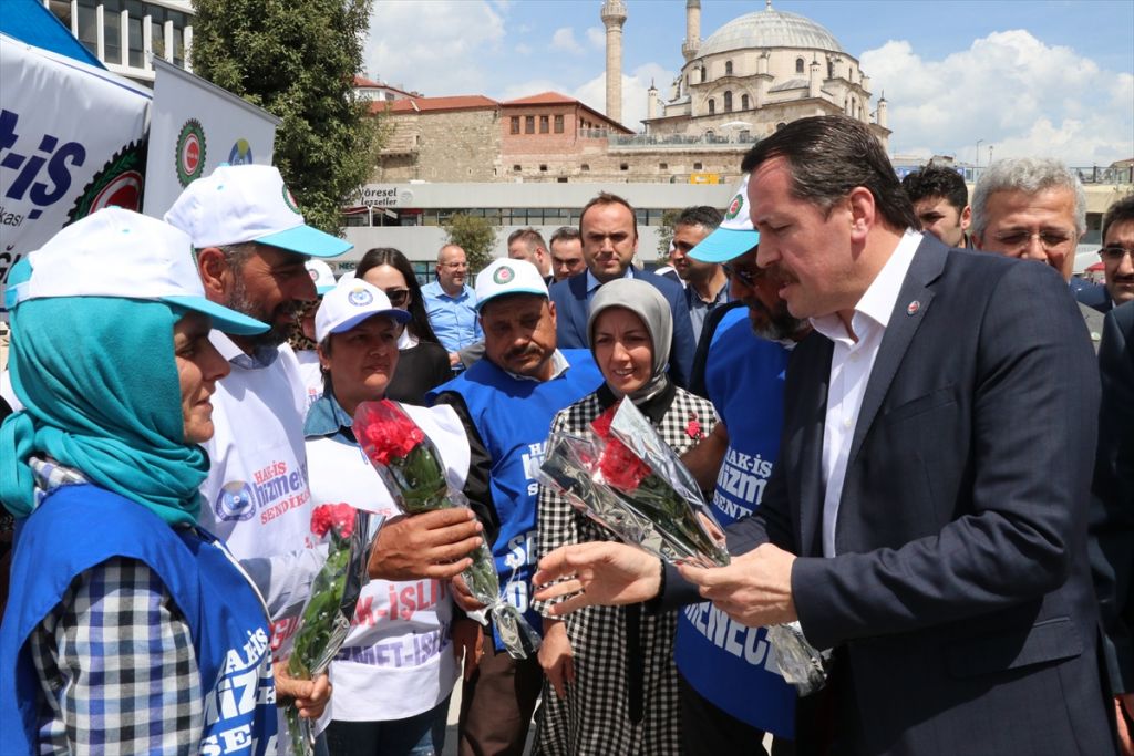 Memur-Sen Genel Başkanı Ali Yalçın, belediye önünde eylem yapan işçileri ziyaret etti