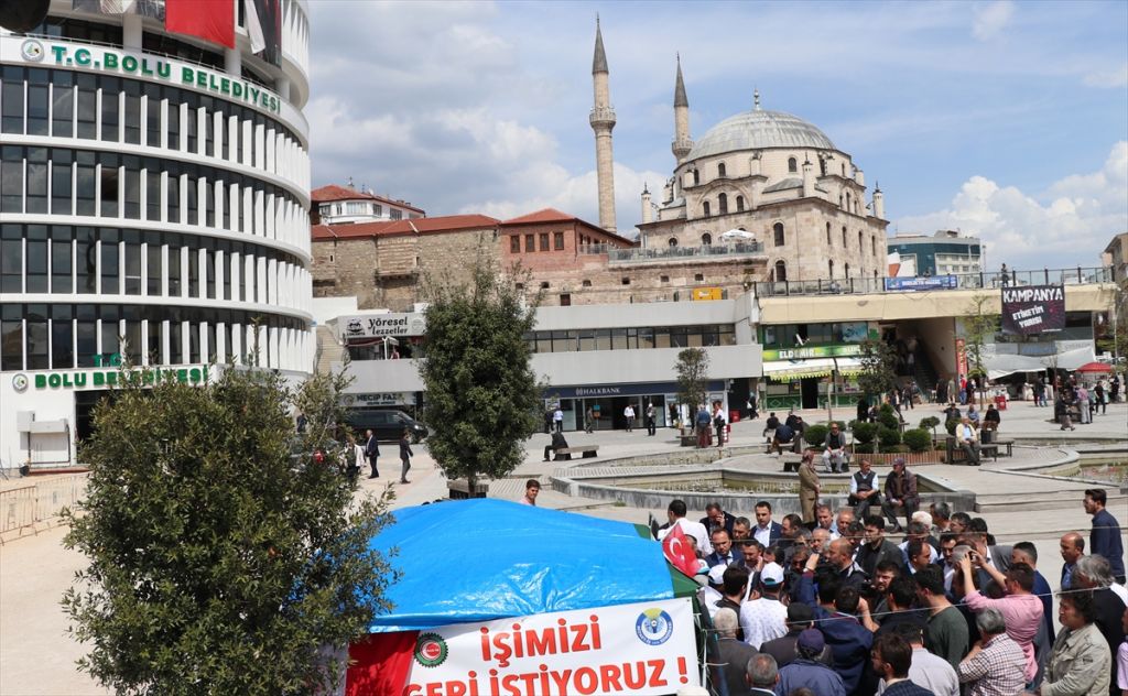 Memur-Sen Genel Başkanı Ali Yalçın, belediye önünde eylem yapan işçileri ziyaret etti