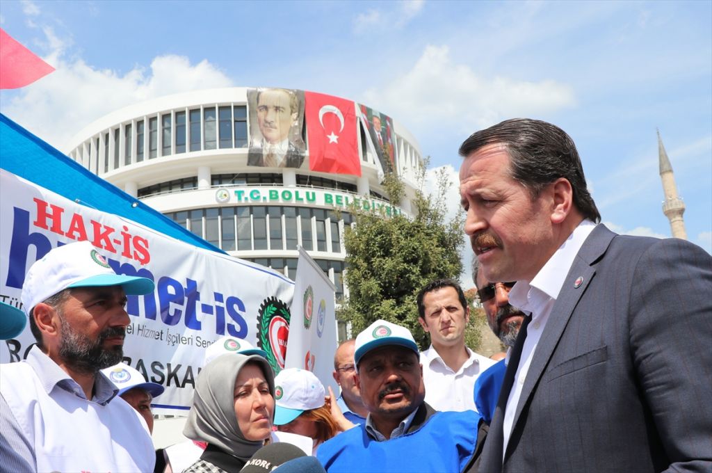 Memur-Sen Genel Başkanı Ali Yalçın, belediye önünde eylem yapan işçileri ziyaret etti