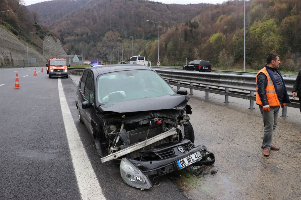 Otomobil bariyerlere çarptı: 4 yaralı