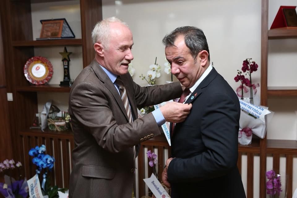 ÖZCAN'A BOZKURT ROZETİ TAKTILAR