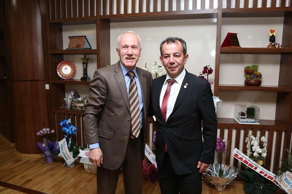 ÖZCAN'A BOZKURT ROZETİ TAKTILAR