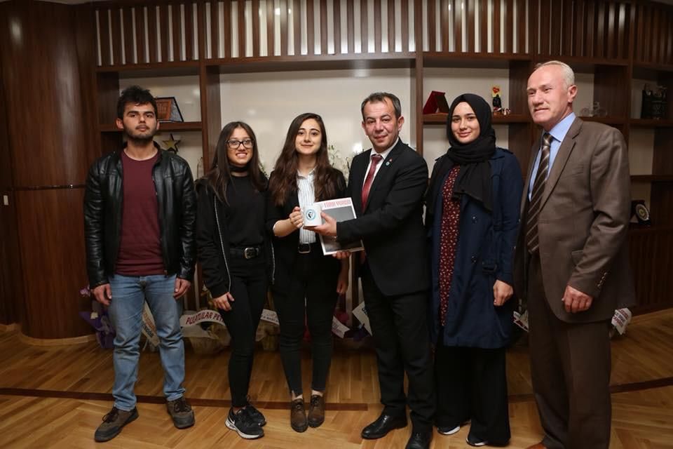 ÖZCAN'A BOZKURT ROZETİ TAKTILAR