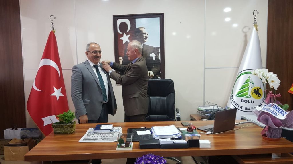 ÖZCAN'A BOZKURT ROZETİ TAKTILAR