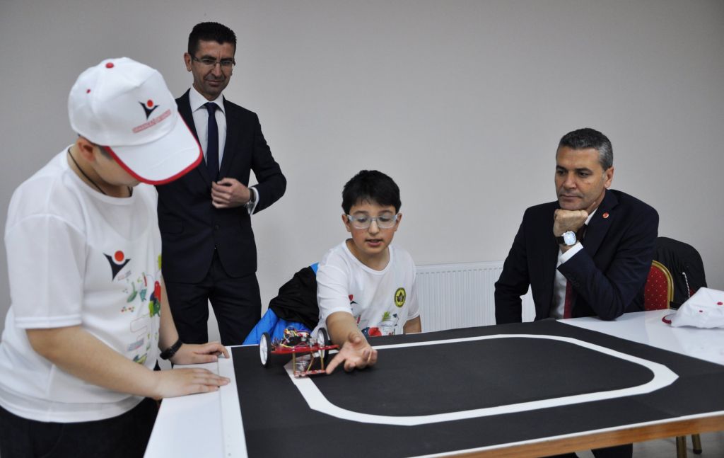 SİZ VARKEN GELECEĞE UMUTLU BAKIYORUZ