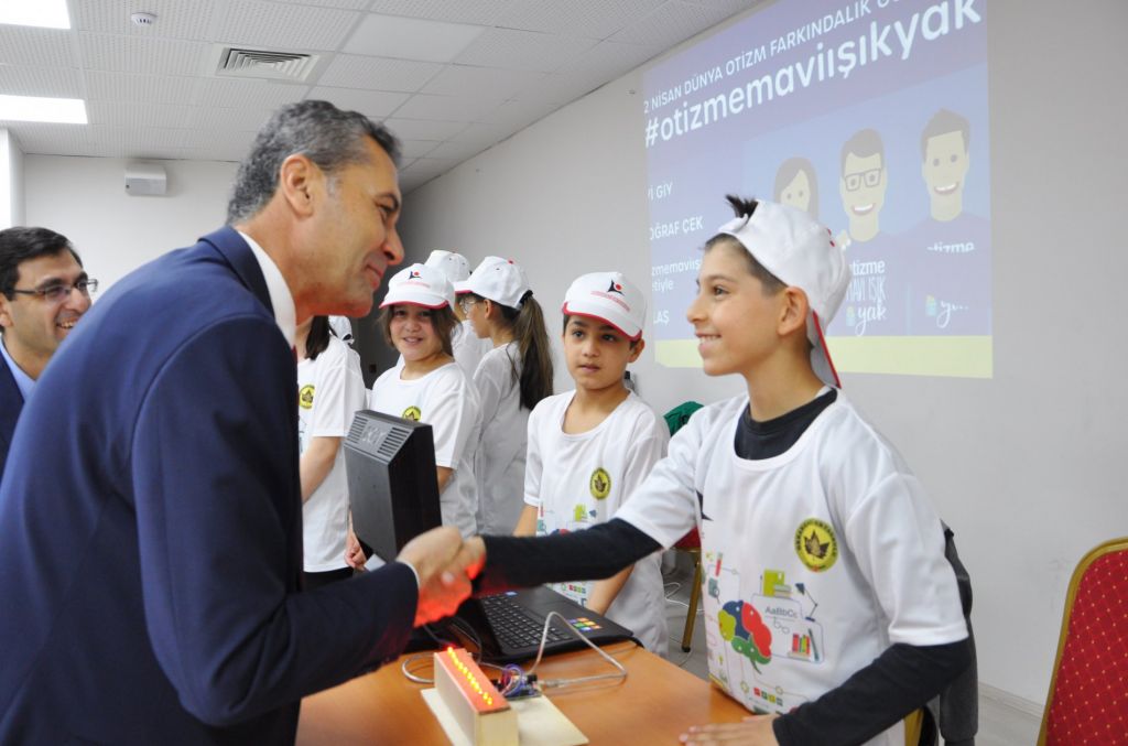 SİZ VARKEN GELECEĞE UMUTLU BAKIYORUZ