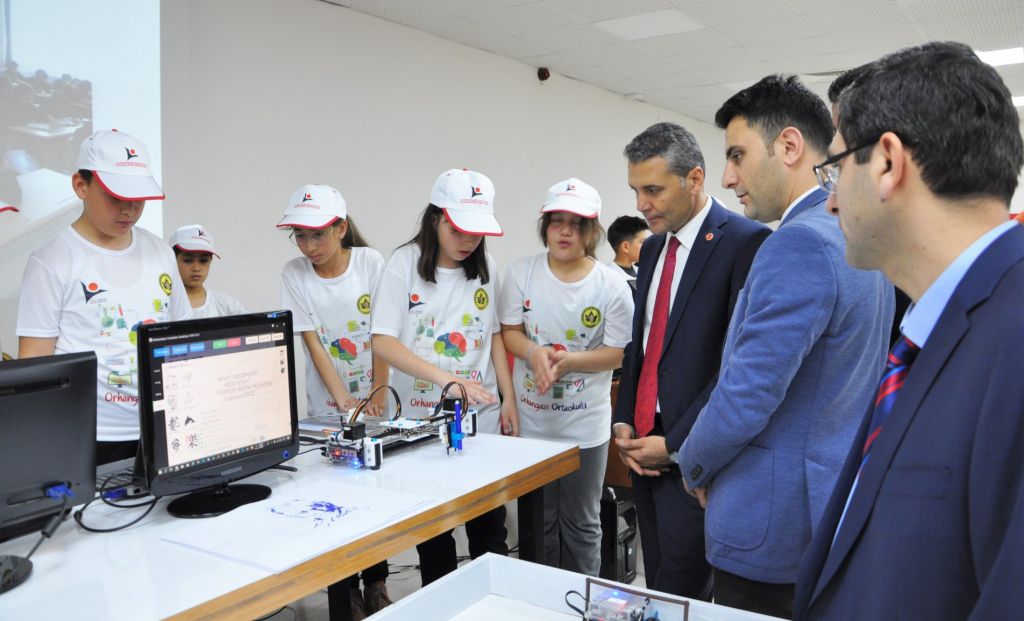 SİZ VARKEN GELECEĞE UMUTLU BAKIYORUZ