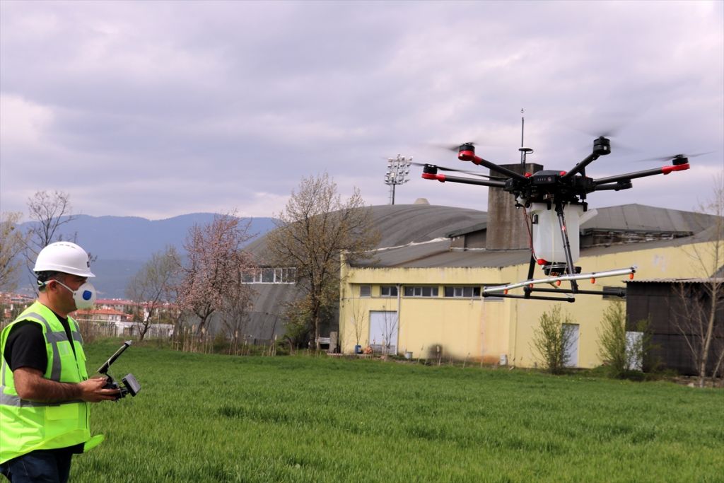 Tarımsal ilaçlama için drone tasarladı