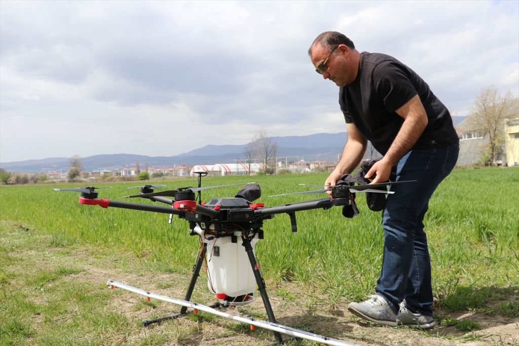 Tarımsal ilaçlama için drone tasarladı