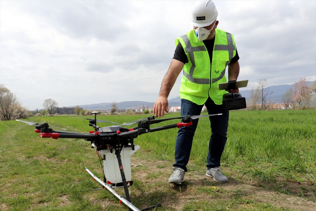 Tarımsal ilaçlama için drone tasarladı