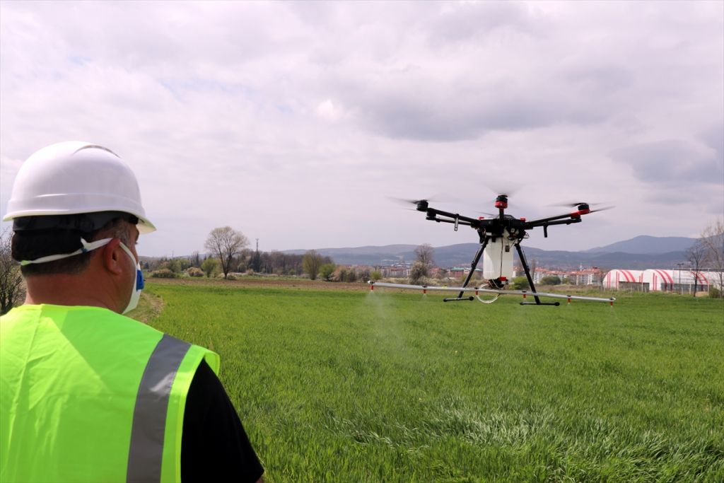 Tarımsal ilaçlama için drone tasarladı