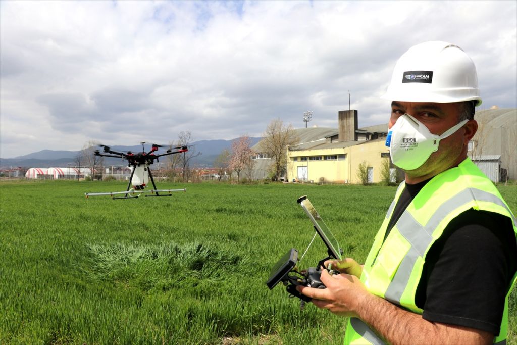 Tarımsal ilaçlama için drone tasarladı