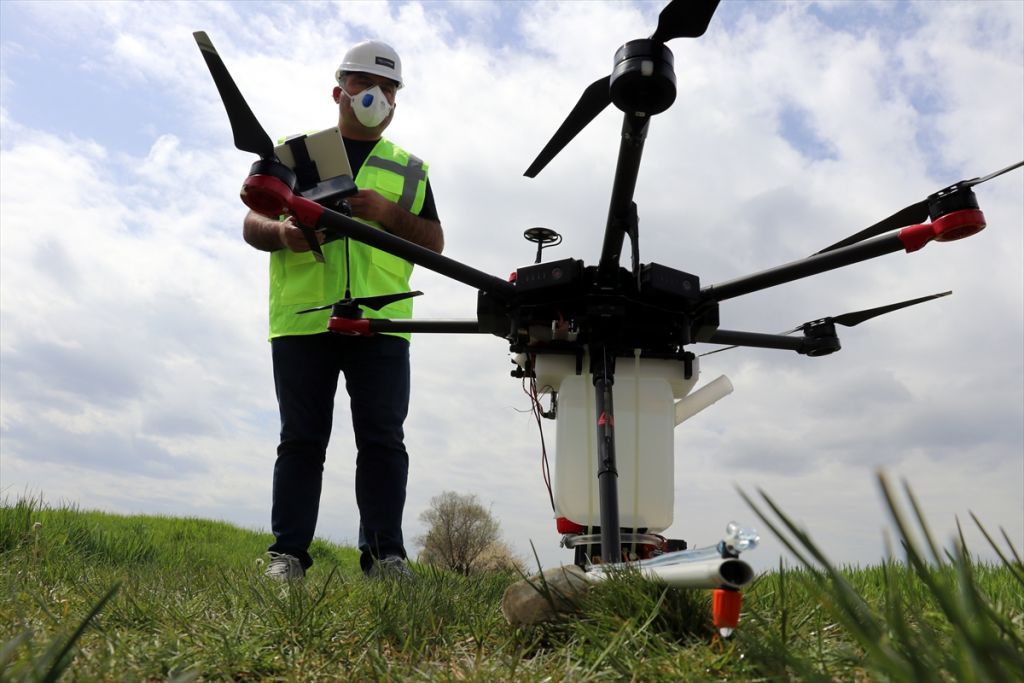 Tarımsal ilaçlama için drone tasarladı
