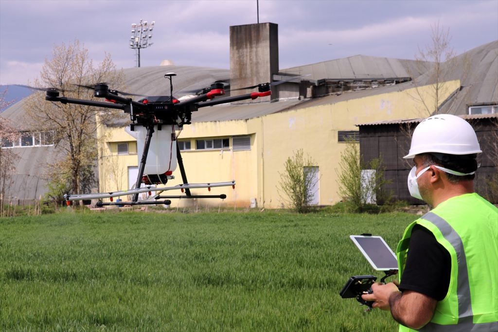 Tarımsal ilaçlama için drone tasarladı