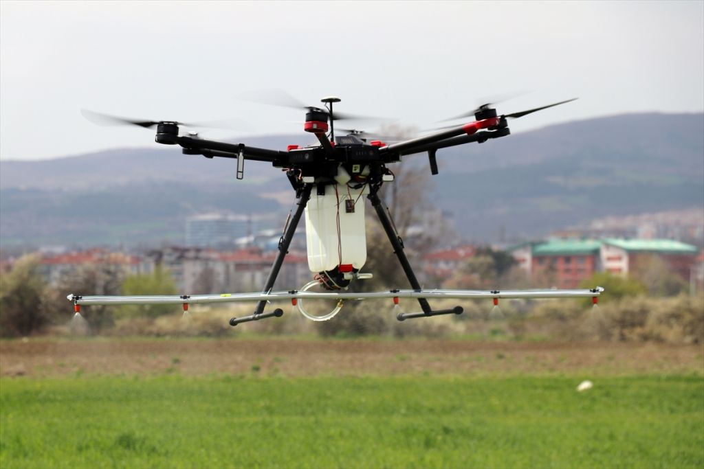 Tarımsal ilaçlama için drone tasarladı