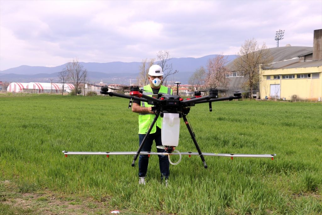 Tarımsal ilaçlama için drone tasarladı
