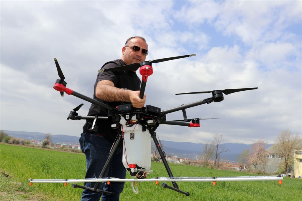 Tarımsal ilaçlama için drone tasarladı