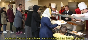 Başkan Özcan, aşevinde vatandaşlarla iftar yaptı