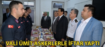 Vali Ümit askerlerle iftar yaptı