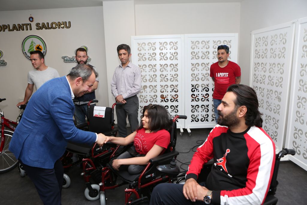 Akülü sandalyelerin 14'ü teslim edildi