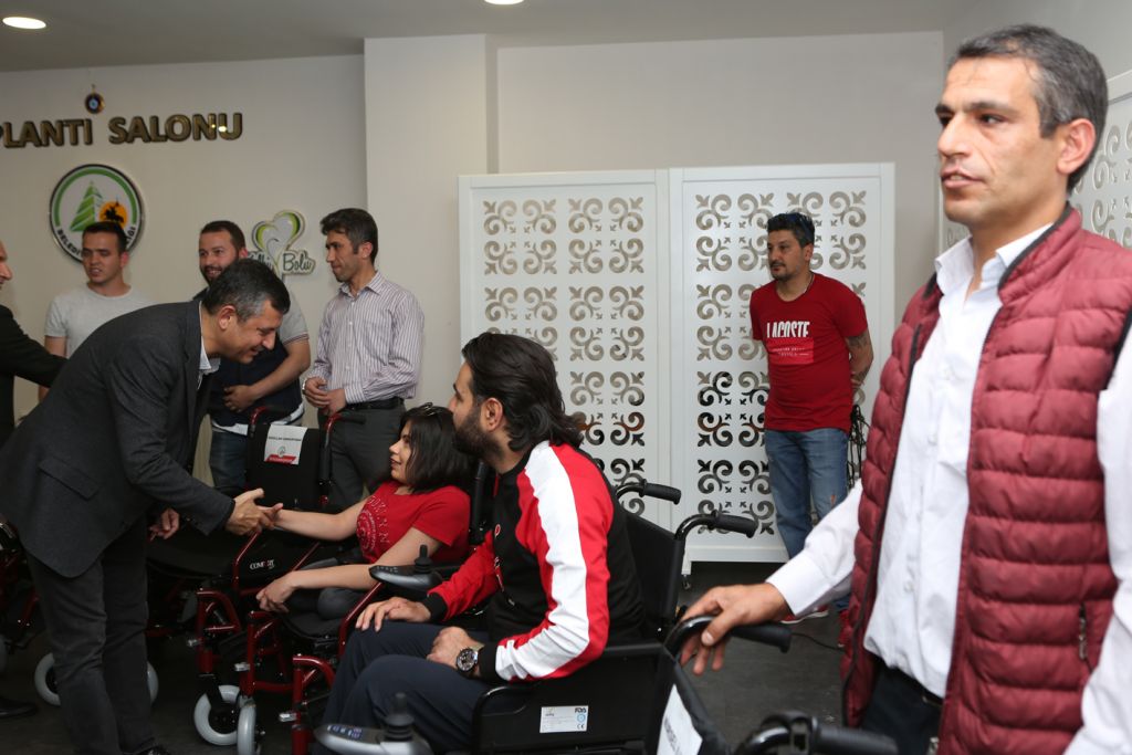 Akülü sandalyelerin 14'ü teslim edildi