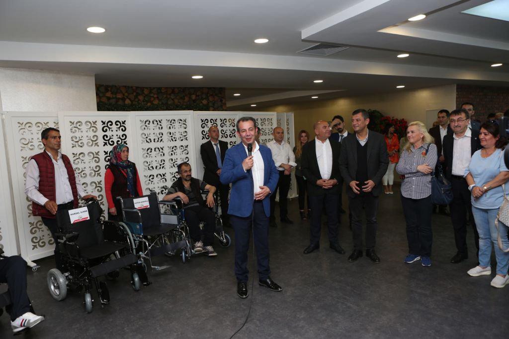 Akülü sandalyelerin 14'ü teslim edildi